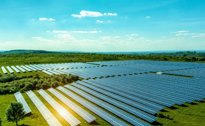 持续加大新能源资源的开发力度，致力于向社会供给更多绿色电力的同时，各产业板块积极推进源网荷储一体化建设，稳步向清洁能源转型，着力提升产品的绿色低碳竞争力。